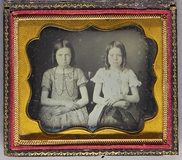 Prévisualisation de Halbporträt von zwei Schwestern, sitzend imagettes