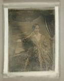 Thumbnail af Damenbildnis, Dreiviertelfigur, vor einem gem…