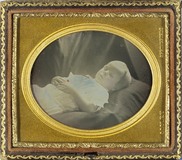 Thumbnail preview van post-mortem portrait of unknown child, laying…