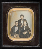 Thumbnail af Portrait of three siblings.