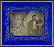 Thumbnail preview van Group portrait of a family - women wearing st…
