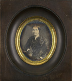Thumbnail af Portrait de femme en buste, assise, de trois-…