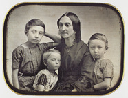 Stručný náhled Frau Johanna von Thalmann mit ihren Kindern.
…