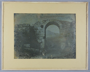 Stručný náhled Paestum, view through stone-built simple arch…
