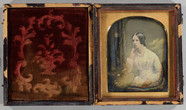 Prévisualisation de Portrait of a seated woman wearing a dark dre… imagettes