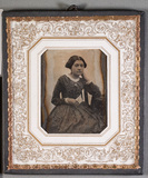 Esikatselunkuvan Portrait of a woman with an envelope näyttö