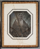 Esikatselunkuvan Portrait of a woman with golden neclace (hand… näyttö
