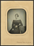 Thumbnail preview van Portrait de femme, à mi-genoux, assise, de tr…