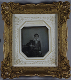 Esikatselunkuvan Portrait of a boy, left elbow resting on a re… näyttö
