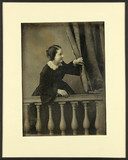 Thumbnail af Portrait de femme jeune, en pied, debout derr…