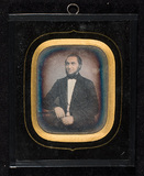 Prévisualisation de Portrait of a man, seated with his arm restin… imagettes