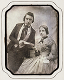 Forhåndsvisning av portrait of a couple holding a book