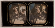 Visualizza Lächelnde Frau mit Hut vor einem Spiegel anteprime su