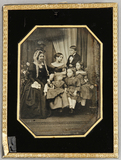 Esikatselunkuvan Frau mit fünf Kindern vor einem mit Vorhängen… näyttö