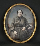 Esikatselunkuvan Portrait de femme, à mi-genoux, assise, de fa… näyttö
