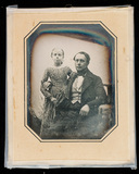Prévisualisation de Man and daughter photographed in a studio. imagettes