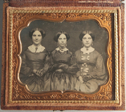 Esikatselunkuvan Drei Schwestern, sitzend, Dreiviertelportrait… näyttö