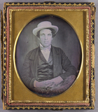 Thumbnail preview van Halbporträt eines Mannes mit weißem Hut und k…