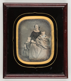 Miniaturansicht Vorschau von Junge Frau mit zwei kleinen Kindern. Sie hält…
