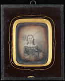 Thumbnail af Portrett av pike i mønstret kjole med sløyfe …