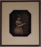Visualizza Half length portrait of a young girl holding … anteprime su