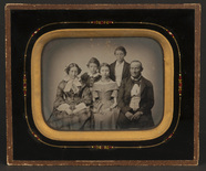 Thumbnail af Gruppeportrett med fem sittende personer; en …