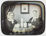 Esikatselunkuvan Kaffee trinkende Schwestern: links Frau Matzi… näyttö