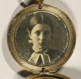 Miniaturansicht Vorschau von Portrat eines jungen Mädchens mit weißer Hals…