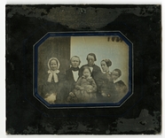 Thumbnail af Gruppeportrett av en familie, tre generasjone…