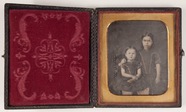 Thumbnail af Die Aufnahme zeigt zwei kleine Mädchen; beide…