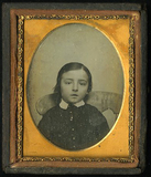 Forhåndsvisning av Bust length frontal portrait of seated boy wi…