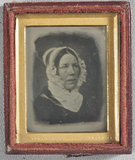 Prévisualisation de Head and shoulders of a mature woman in a lac… imagettes