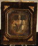 Thumbnail af Gruppebilde med tre kvinner, to sittende og e…