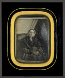 Thumbnail preview van Portrait de femme, à mi-genoux, assise, de tr…