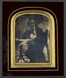 Thumbnail af Victor Hugo écrivant, assis à sa table