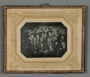 Esikatselunkuvan Gruppenbild mit vierzehn Männern im Smoking u… näyttö