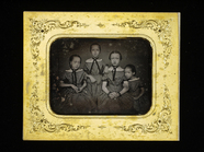 Thumbnail af Vier Schwestern nebeneinander sitzend, die zw…