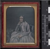 Prévisualisation de Portrait of a seated young woman with ringlet… imagettes