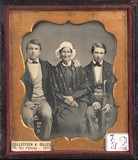 Thumbnail af Femme assise en compagnie de deux jeunes gens