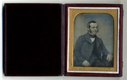 Thumbnail af Three quarter length portrait of man with sid…