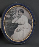 Miniaturansicht Vorschau von Portrait de femme à la robe blanche, à mi-jam…
