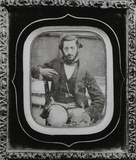 Visualizza portrait of a seated man in uniform anteprime su