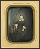 Esikatselunkuvan Portrait de femme jeune, en pied, assise de f… näyttö