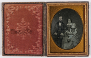Esikatselunkuvan Familieportret, man, vrouw en kind. Kind op s… näyttö