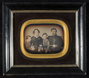 Visualizza Family portrait of the Angells. anteprime su