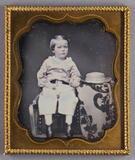 Thumbnail af Bildnis eines Kindes, das auf einem Stuhl sit…