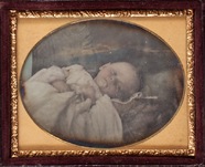 Thumbnail af Die Daguerreotypie zeigt ein schlafendes Klei…