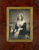 Forhåndsvisning av Portrait de jeune femme, à mi-genoux, assise,…