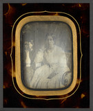 Esikatselunkuvan Portrait de femme , à mi-genoux, assise dans … näyttö