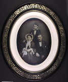 Miniaturansicht Vorschau von Gruppenbild von zwei Männern und einer Frau. …